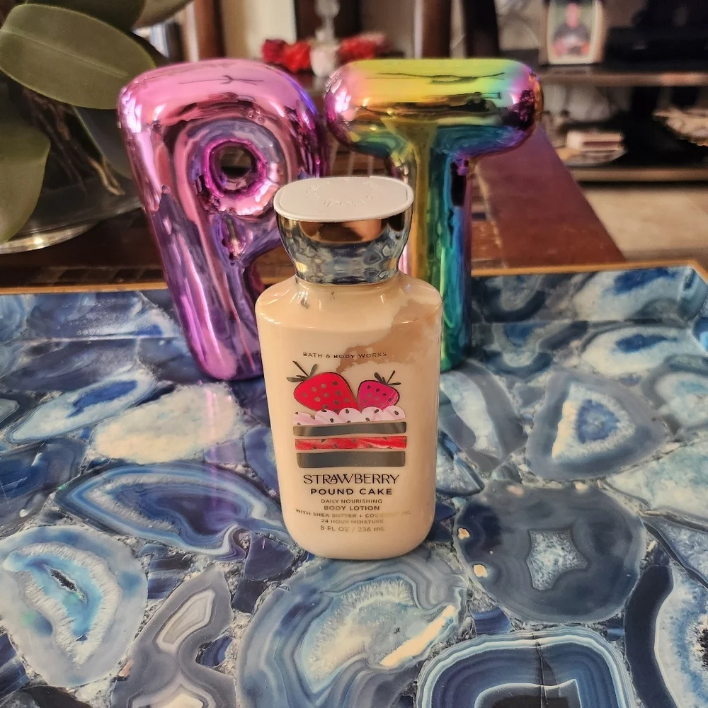 BATH & BODY WORKS STRAWBERRY POUND CAKE NEW